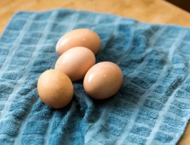 Ο λόγος που δεν πρέπει να πλένεις ποτέ τα αβγά πριν τα μαγειρέψεις